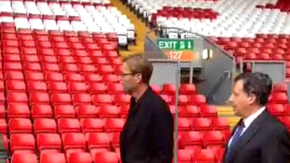 Dann schaute sich Klopp die berühmte Tribüne "The Kop" an