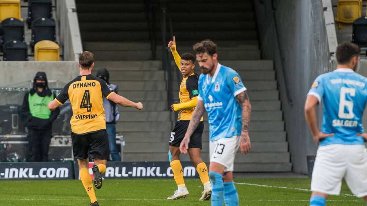 Dynamo jubelt nach dem Treffer zum 2:1 durch Ransford-Yeboah Königsdörffer gegen 1860 München
