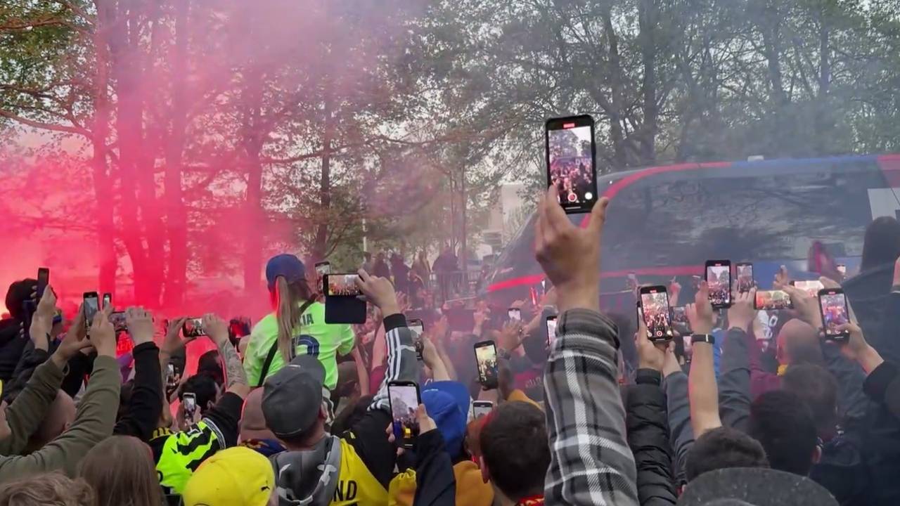 Rot-blauer Fanmarsch! Barca-Bus frenetisch empfangen