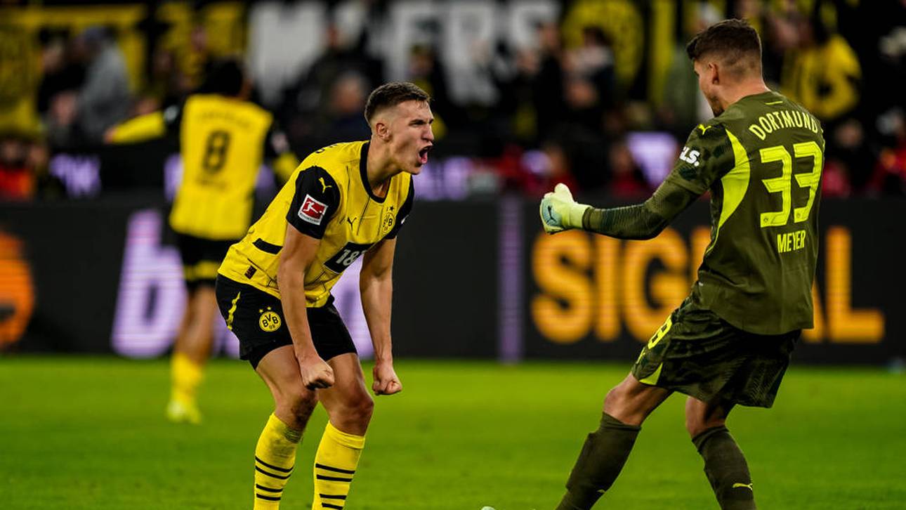 Nico Schlotterbeck (l.) feiert Ersatzkeeper Alexander Meyer (r.)