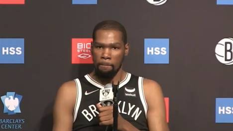 Die US-amerikanische TV-Legende David Letterman hat sich auf den Media Day der Brooklyn Nets geschlichen und Kevin Durant skurrile Fragen gestellt. Doch Superstar KD ließ den Talk-Master cool abblitzen.