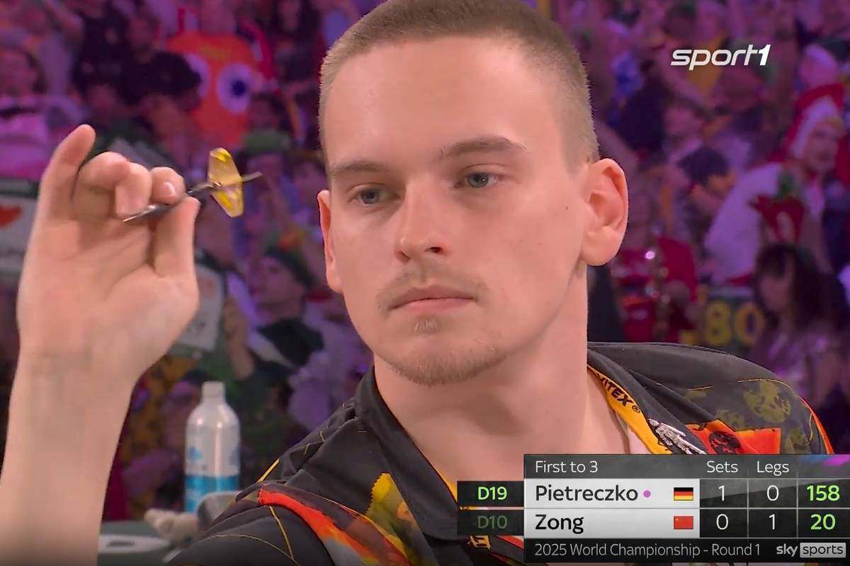 Ricardo Pietreczko gewinnt sein Erstrundematch der Darts WM 2025 souverän mit 3:0 gegen Xiao Chen Zong - ein Highfinish ist das Sahnehäubchen.