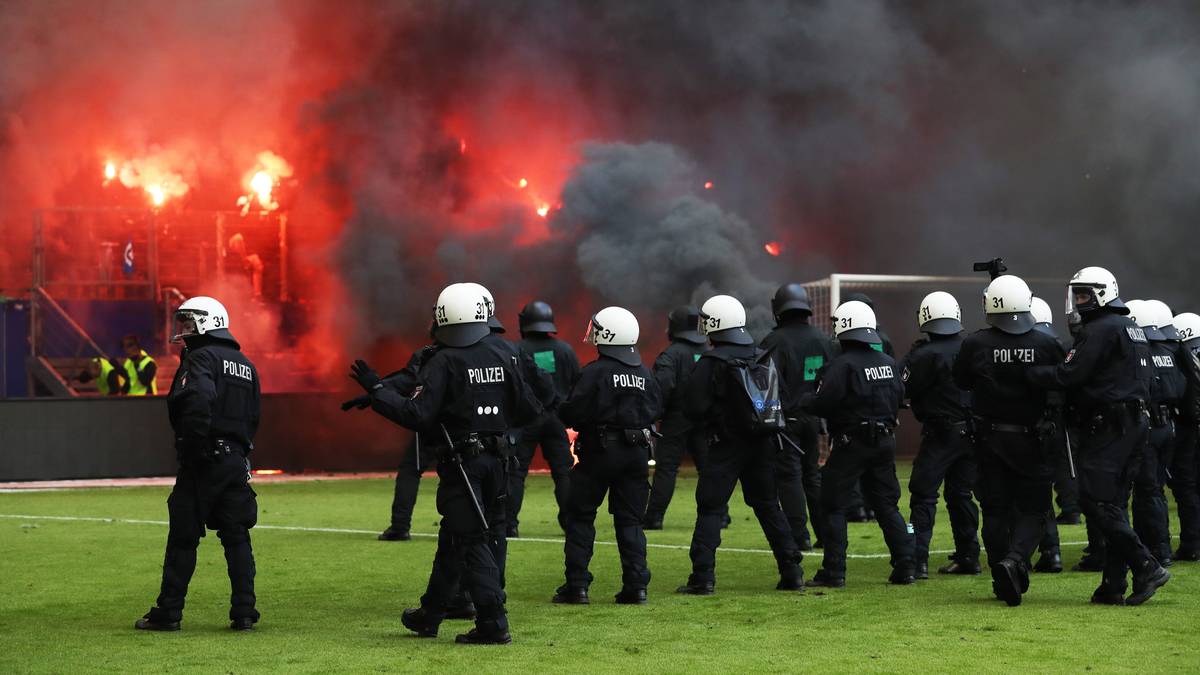 ... die Partie muss über zehn Minuten unterbrochen werden