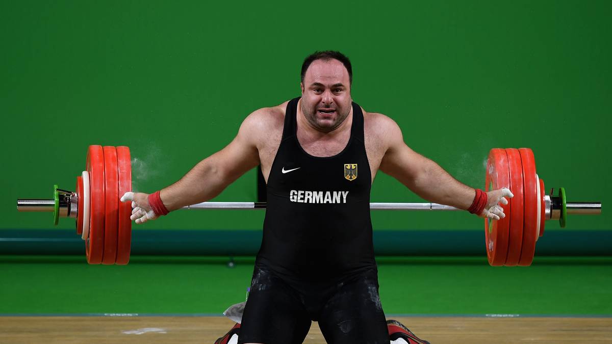 Der deutsche Gewichtheber Almir Velagic kann die Last nicht stemmen und muss in die Knie