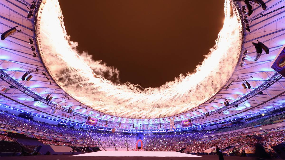 Mit einem Feuerwerk wird die Zeremonie eröffnet....