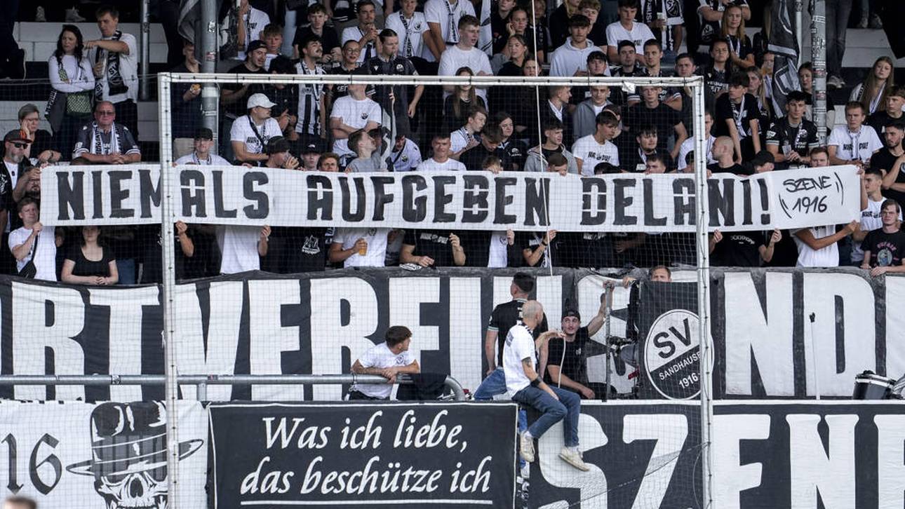 Die Fans vom SV Sandhausen mit einem Banner für Diekmeiers Tochter Delani