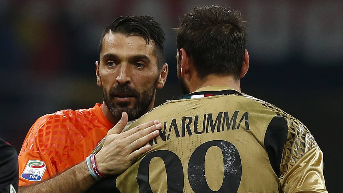 Der 39-Jährige kündigte zuletzt an, frühestens nach der WM 2018 aufhören zu wollen. In der Nationalmannschaft muss sich Top-Talent Gianluigi Donnarumma (r.), der gut und gerne Buffons Sohn sein könnte, weiter gedulden