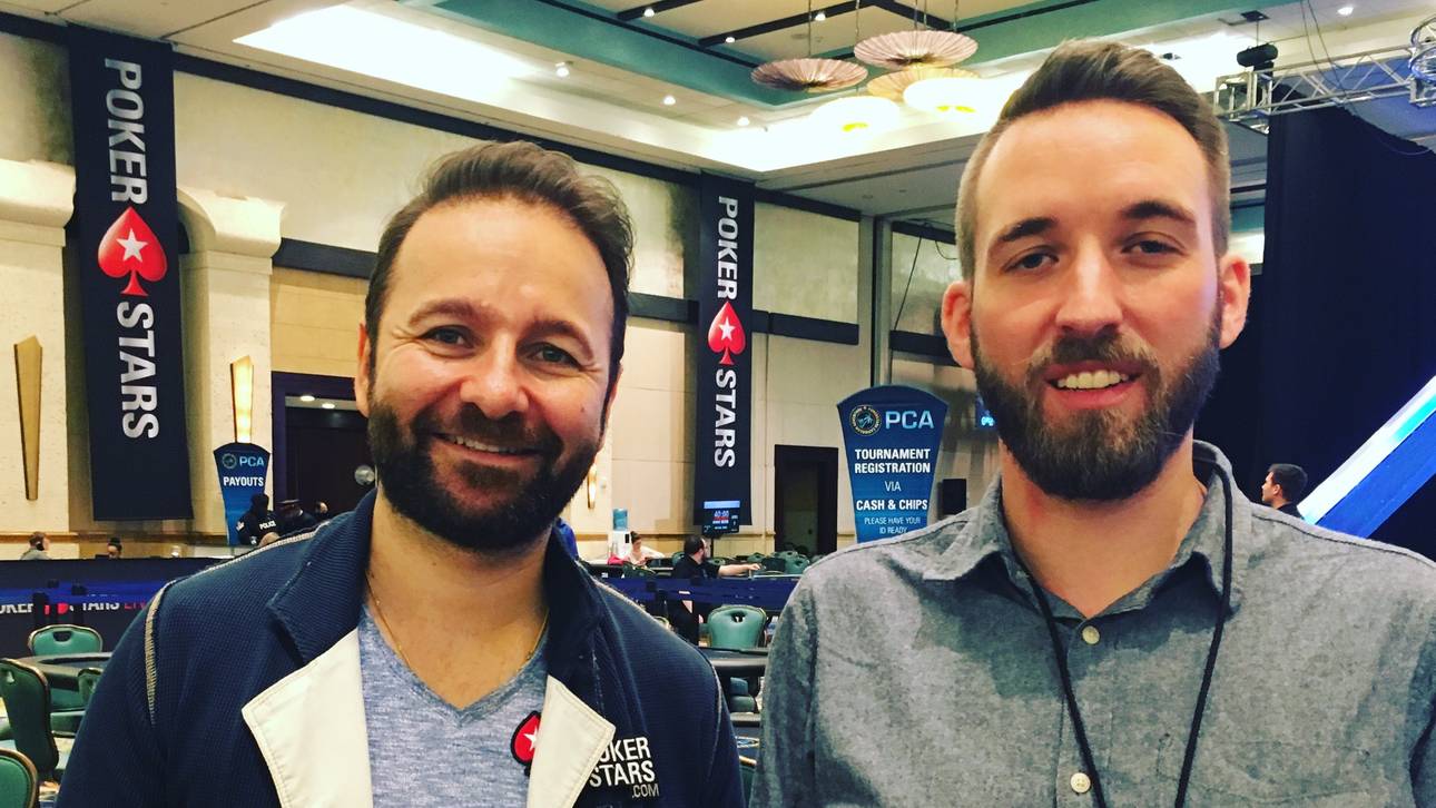 SPORT1-Reporter Sebastian Mittag (r.) sprach beim PokerStars Caribbean Adventure auf den Bahamas mit Daniel Negreanu