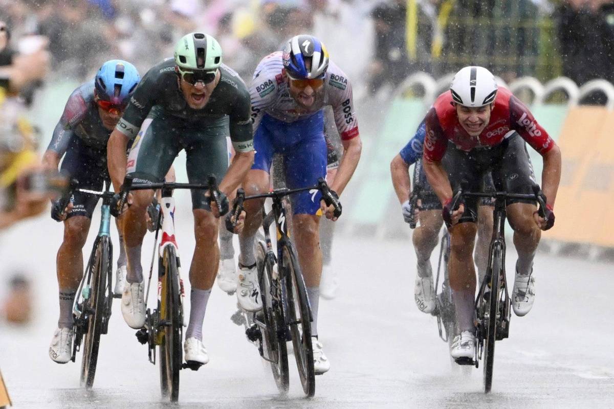 Sprint-Star Jonathan Milan gewinnt die 17. Etappe der Tour de France. Wieder einmal kommt es kurz vor dem Ziel zu einem Massensturz.