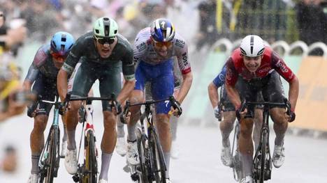 Sprint-Star Jonathan Milan gewinnt die 17. Etappe der Tour de France. Wieder einmal kommt es kurz vor dem Ziel zu einem Massensturz.