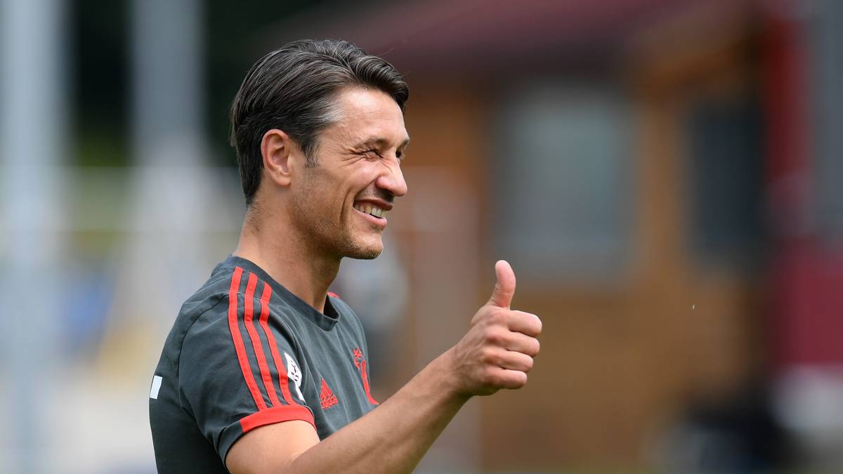 Daumen hoch: Niko Kovac ist offensichtlich zufrieden mit seinem ersten Training als Chefcoach der Bayern