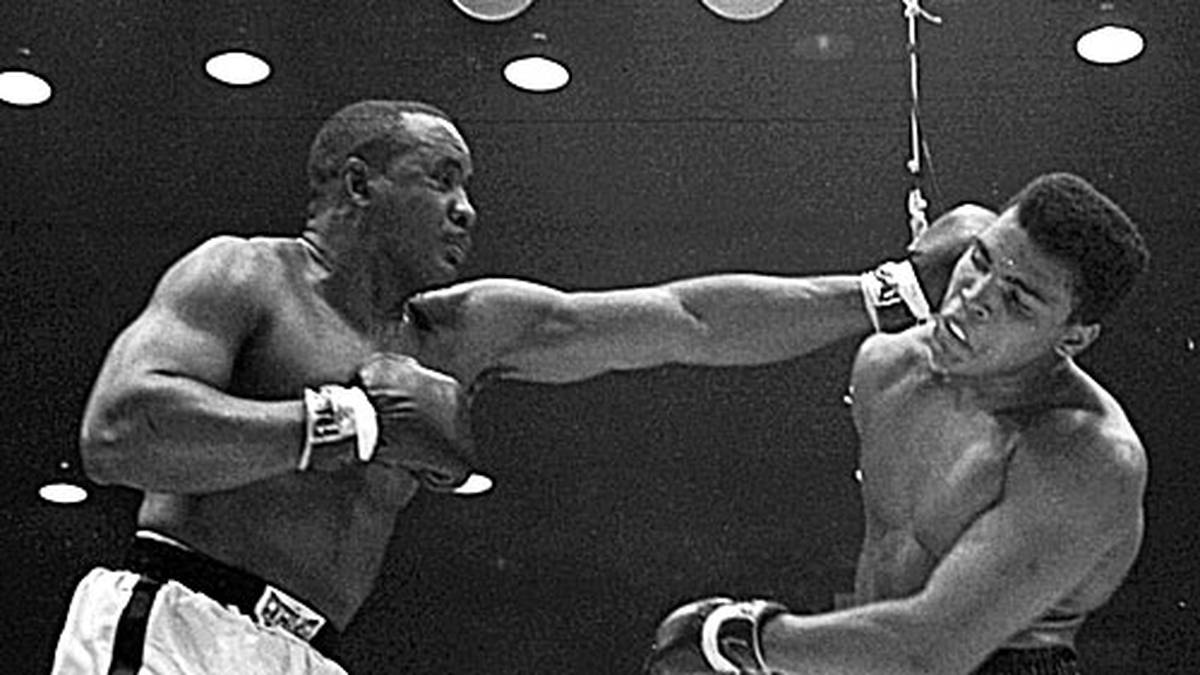 CLAY VS. LISTON I: Am 25. Februar 1964 erschüttert der erst 22 Jahre alte Cassius Clay die Welt, als er den Weltmeister im Schwergewicht, Sonny Liston, besiegt. Vor dem Kampf hatte Clay den klaren Favoriten Liston als "hässlichen Bär" und "Loser" verspottet. Der Kampf war mit 180 Millionen am TV der bis dahin meistgesehene Boxkampf