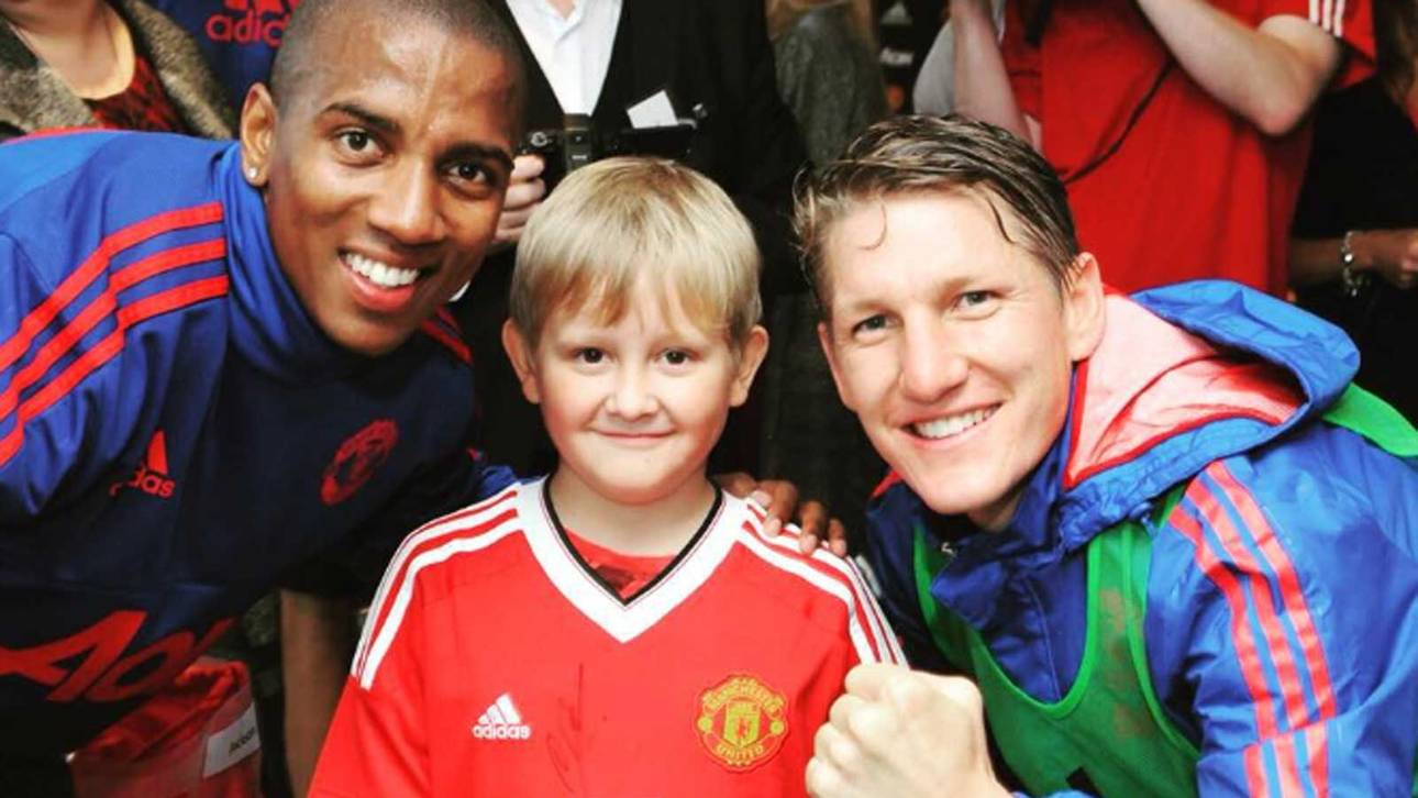 Schweinsteiger trifft junge Fans