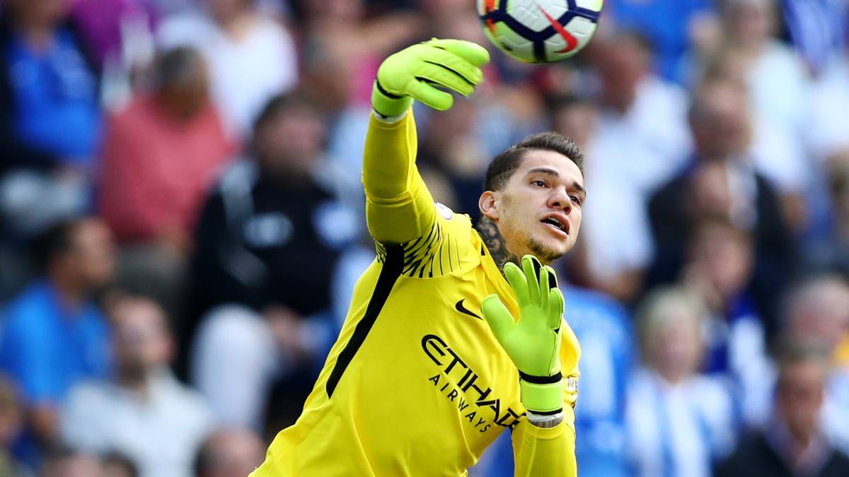PLATZ 10: EDERSON. Für einen neuen Torwart machte Pep Guardiolas Manchester City 40 Millionen Euro locker, dafür kam der Brasilianer Ederson von Benfica Lissabon. Der 24-Jährige kassierte in drei Ligaspielen zwei Gegentore und macht Hoffnung, das Torwartproblem bei den Citizens langfristig lösen zu können