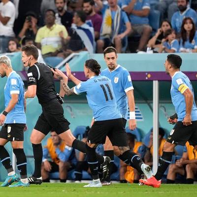 Schiedsrichter Daniel Siebert verweigert Uruguay zweimal einen Strafstoß - und wird dann zur Zielscheibe für den Frust der Südamerikaner nach deren WM-Aus. Cavani fällt auch sonst noch aus der Rolle.