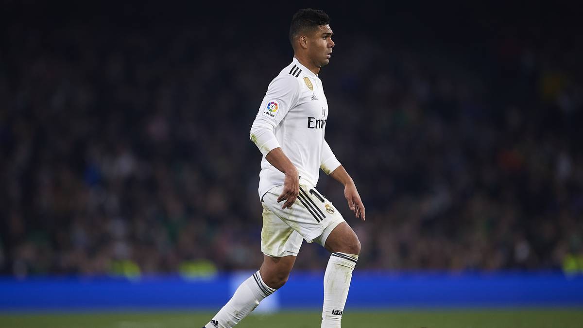 Seine Ehefrau und seine Tochter waren im Haus, als die Diebe kamen und zahlreiche Wertsachen entwendeten. Casemiro fuhr mit einer Polizei-Eskorte unmittelbar nach Abpfiff des Nachbarschaftsduells (0:0) nach Hause, nachdem er von dem Raubüberfall erfahren hatte
