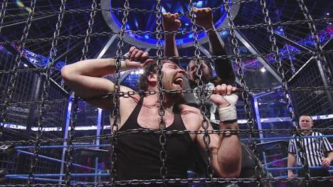 Baron Corbin (r.) malträtierte bei WWE No Escape 2017 Dean Ambrose