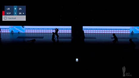 Kuriose Szene im DVV-Cup-Halbfinale in Düren. Bei einem Satzball des SC Potsdam gegen die Ladies in Black Aachen fällt das Hallenlicht aus. Nach kurzer Konfusion kann es aber weitergehen.