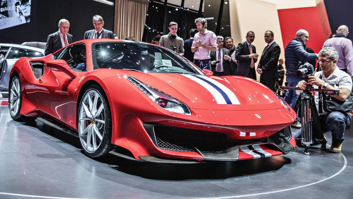 Der rote Flitzer war in diesem Jahr einer der Hingucker beim Genfer Autosalon. Er hat schlappe 720 PS unter der Haube und kostet etwa 400 000 Euro