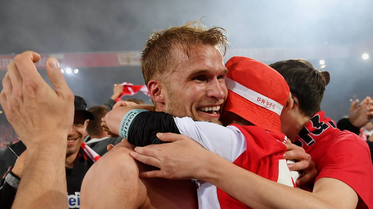 Ein unvergesslicher Moment: Spieler (hier Sebastian Andersson) und Fans feiern gemeinsam