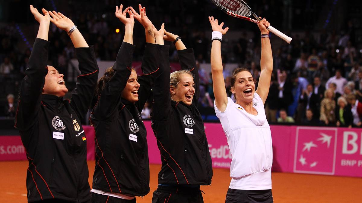 Im April 2011 gewinnt Görges (2. v. l.) an der Seite von Anna-Lena Grönefeld (links), Sabine Lisicki (2. v. r.) und Andrea Petkovic im Fed Cup gegen die USA. Deutschland steigt damit wieder in die erste Weltgruppe auf