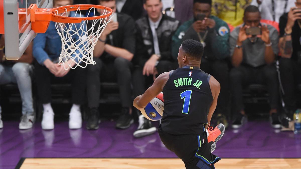 ...nahm den Ball in der Luft in die rechte Hand, drehte sich dabei... 