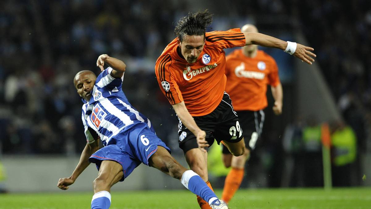 CHAMPIONS LEAGUE, ACHTELFINALE 2008 - FC PORTO: Nach einem 1:0-Sieg im Hinspiel durch Kevin Kuranyis Treffer muss S04 im Rückspiel ins Estadio do Dragao nach Porto. Die Portugiesen rennen unermüdlich an und vergeben mehrere hochkarätige Chancen