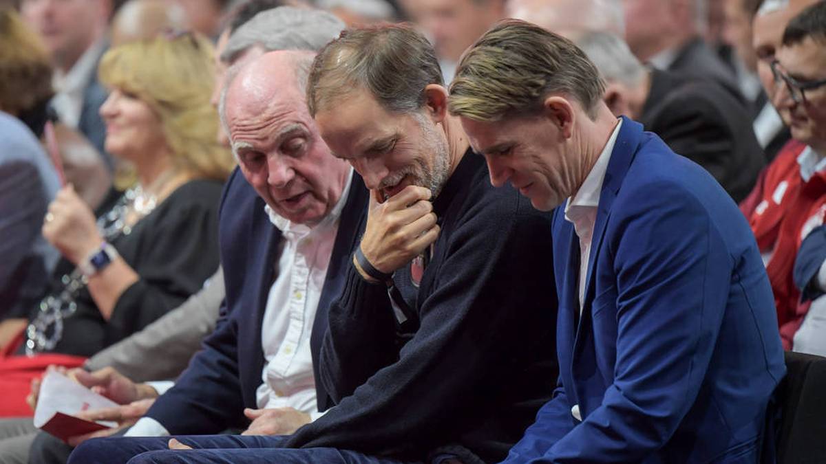 Uli Hoeneß, Thomas Tuchel und Christoph Freund bei der Jahreshauptversammlung 2023