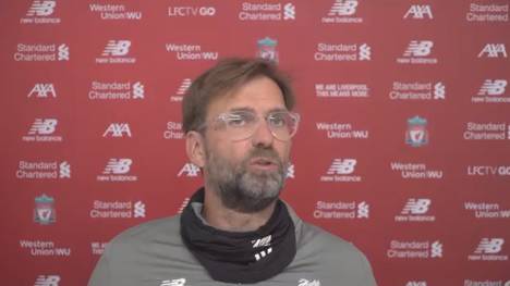 Nach der 0:3-Pleite von Aston Villa und einem Fehler des VAR tobte Villas Coach Dean Smith. Jürgen Klopp, Trainer des FC Liverpool, steht dem 49-Jährigen zur Seite.