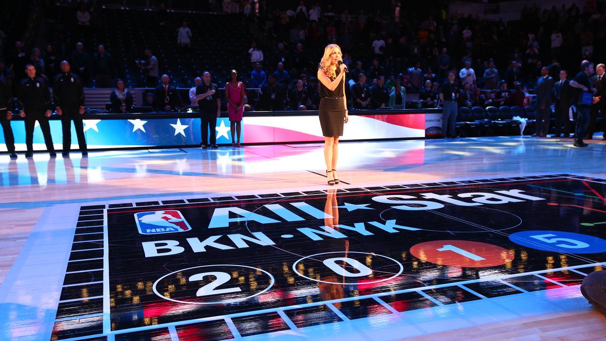 Kira Kazantsev, die amtierende Miss America aus New York, hat die Ehre, die Nationalhymne zu schmettern