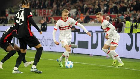 Chris Führich und Maximilian Mittelstädt (in weiß, beide VfB Stuttgart)