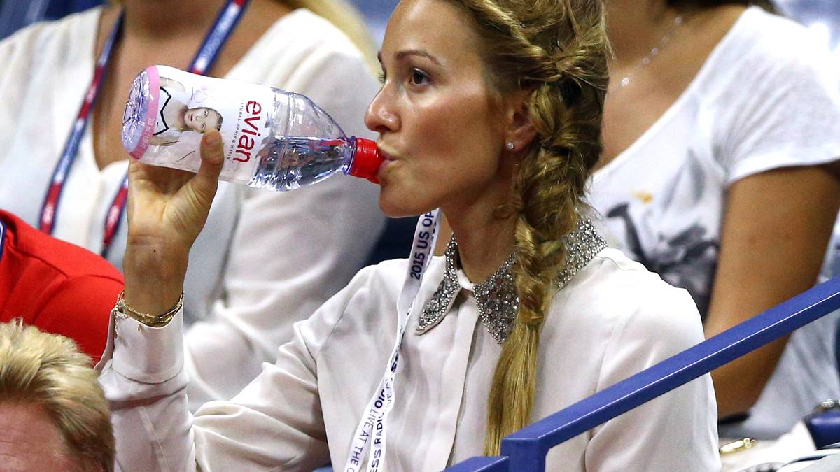  Jelena Djokovic nimmt einen kräftigen Schluck aus der Wasserpulle. Ihr Mann Novak hat im Viertelfinale gegen  Feliciano Lopez mehr Mühe als ihm lieb ist