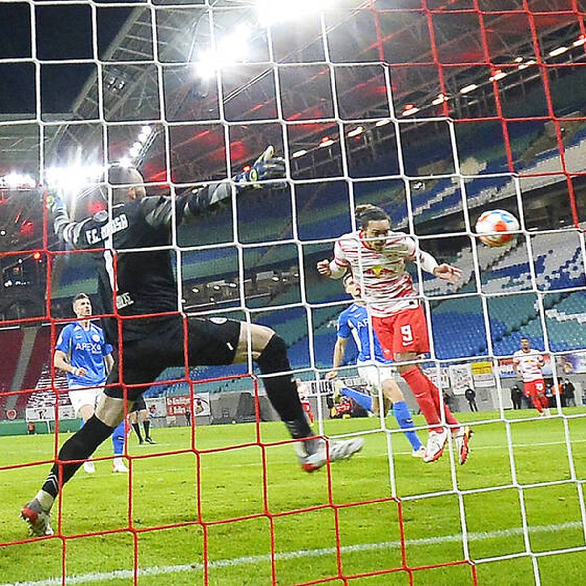 RB Leipzig darf weiter vom ersten Triumph im DFB-Pokal träumen. Das Team von Trainer Domenico Tedesco hat aber gegen Hansa Rostock mehr Probleme als erwartet.