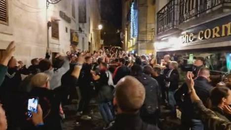 Eintracht Frankfurt steht im Achtelfinale der Champions League! Die SGE-Fans lassen es daraufhin in den Straßen Lissabons ordentlich krachen.