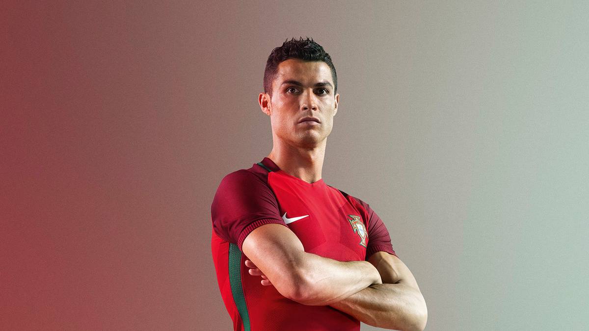 Fehlt eigentlich nur noch er hier: Cristiano Ronaldo präsentiert in einer Mischung aus Stolz und Entschlossenheit das EM-Trikot der Portugiesen