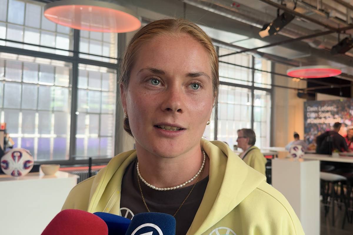 Sjoeke Nüsken spielte früher erfolgreich Tennis, trotzdem entschied sie sich für den Fußball. Im Interview erklärt sie, warum die Entscheidung für den Fußball gefallen ist.