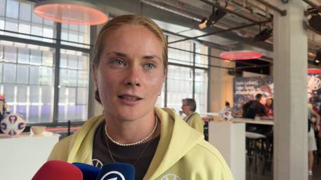 Sjoeke Nüsken spielte früher erfolgreich Tennis, trotzdem entschied sie sich für den Fußball. Im Interview erklärt sie, warum die Entscheidung für den Fußball gefallen ist.
