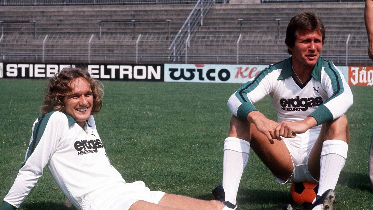 ALLAN SIMONSEN (ANGRIFF): Der wendige, nur 1,65 Meter große Däne bildete zusammen mit Jupp Heynckes ein Erfolgsduo, schoss 76 Bundesliga-Tore, wurde 1977 - als Gladbach ins Europapokalfinale der Landesmeister einzog, Europas Fußballer des Jahres