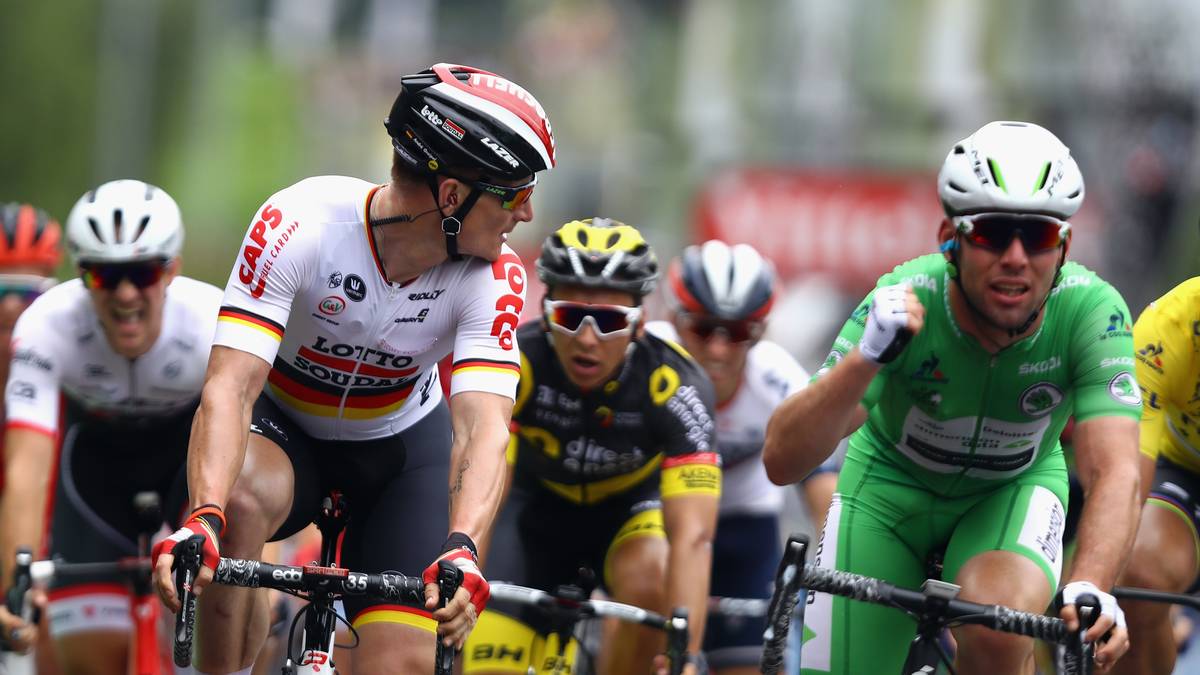 Zu früh gefreut! Oldie Mark Cavendish hängt den Deutschen auf dem Zielstrich um Millimeter ab und bejubelt seinen zweiten Etappensieg