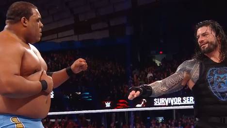 Keith Lee von NXT (l.) verdiente sich bei den WWE Survivor Series 2019 den Respekt von Roman Reigns