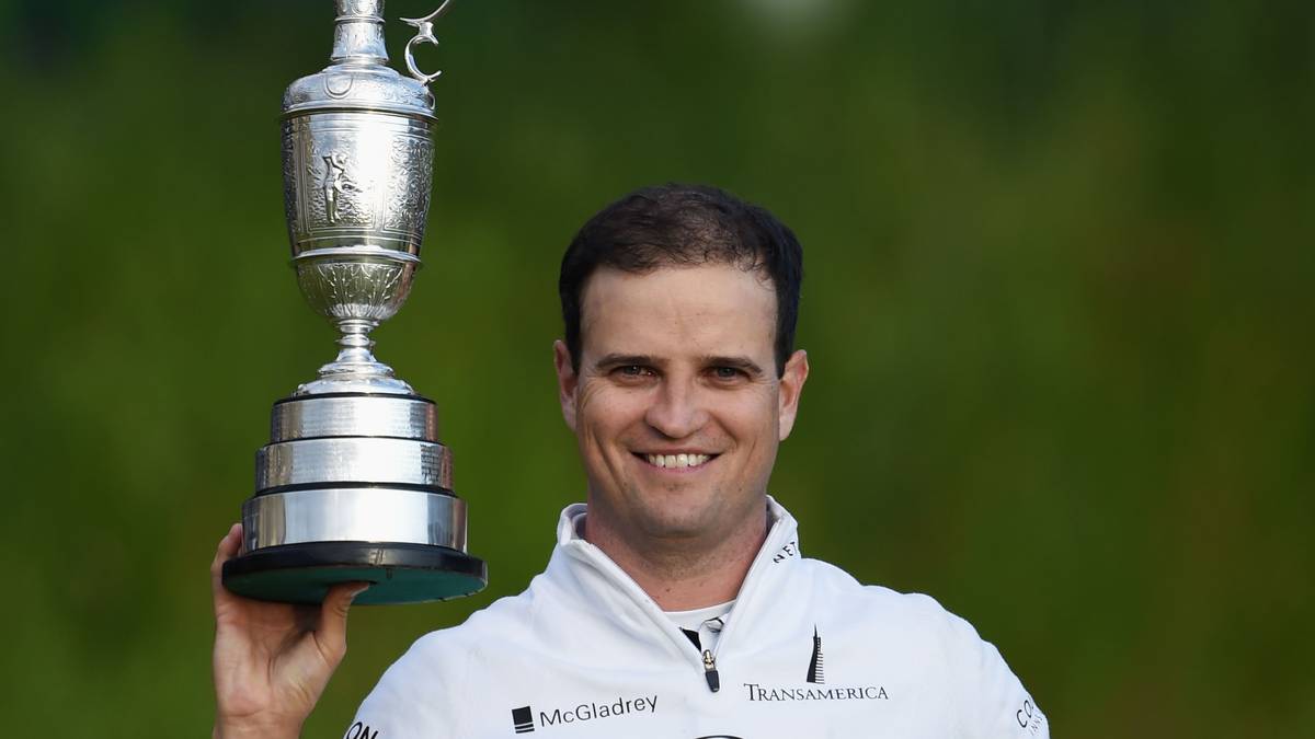 Der Champion präsentiert stolz seine Errungenschaft: Die Silbertrophäe "Claret Jug"