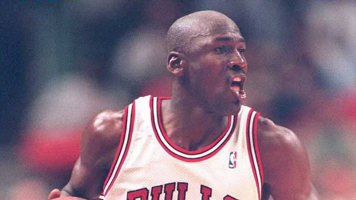 MICHAEL JORDAN 23: Der wohl beste Spieler aller Zeiten machte die Nummer 23 zur wohl bekanntesten Nummer im Basketball. Mit ihr auf dem Rücken gewann er mit den Chicago Bulls sechs Meisterschaften
