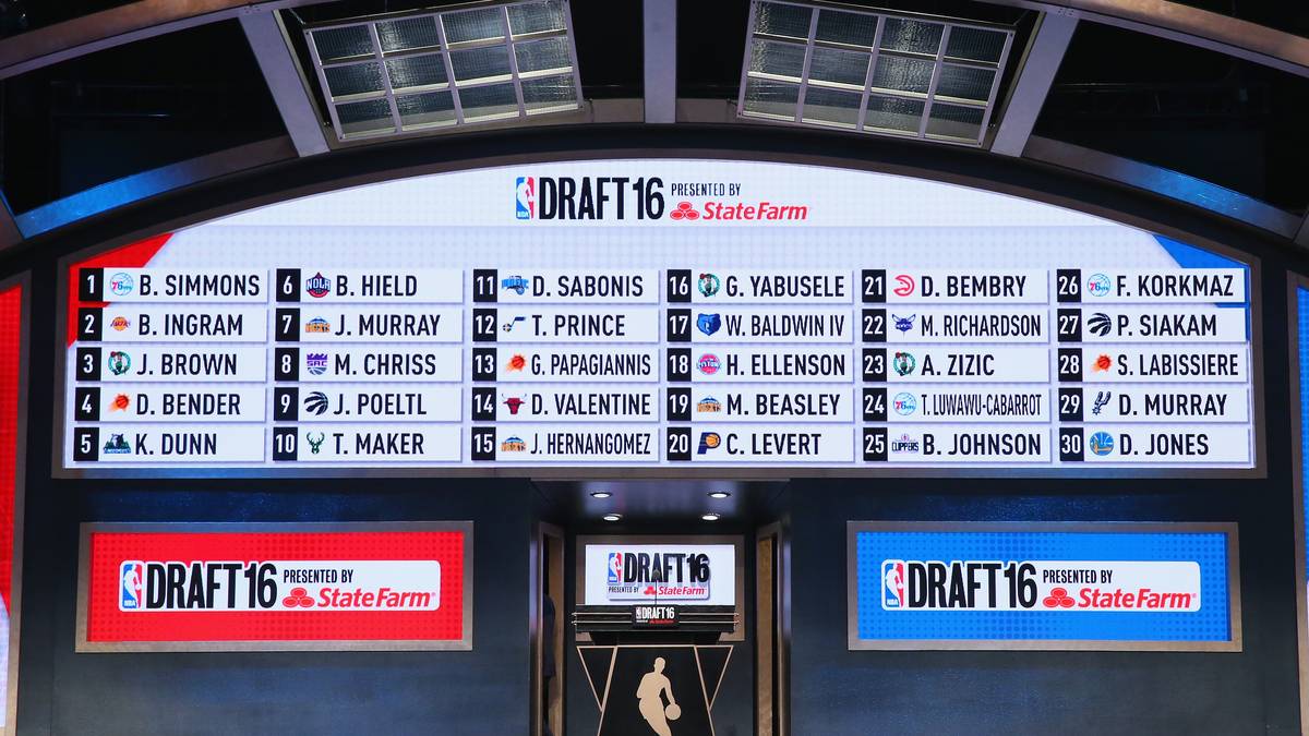 In der Nacht auf Freitag blickte die Basketball-Welt ins Barclays Center nach Brooklyn. Dort schnappten sich die NBA-Teams beim Draft 2016 die besten Nachwuchstalente. SPORT1 zeigt die Top Ten des Drafts und wichtigsten Entscheidungen aus deutscher Sicht