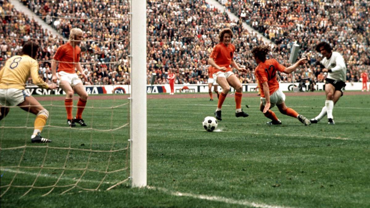 Das 2:1 in der 43. Minute gilt als die Blaupause eines typischen Müller-Tores. Nach der Flanke von Rainer Bonhof prallt ihm der Ball vom Fuß, doch Müller schaltet schneller als alle anderen, dreht sich, schießt und trifft. "Klar ist mir der Ball versprungen", erzählt er später, "aber hätte ich ihn perfekt gestoppt, wäre am Ende ein Verteidiger noch rangekommen."