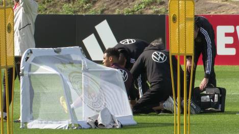 In der ersten Trainingseinheit des DFB gab es direkt einen Schreckmoment. Jamal Musiala musste nach einem Zweikampf mit Thomas Müller das Training abbrechen.