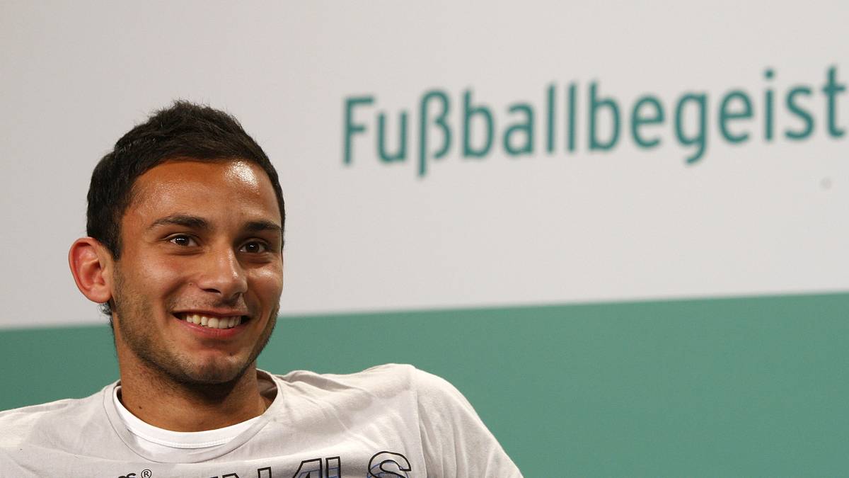 2008 wurde ÖMER TOPRAK mit der deutschen U19-Nationalmannschaft Europameister. Der in Ravensburg geborene Innenverteidiger stand vor einer großen Karriere. Ein schwerer Kart-Unfall warf ihn zurück, er kämpfte sich zurück - und entschied sich 2011 für eine Nationalmannschaftskarriere mit der Türkei