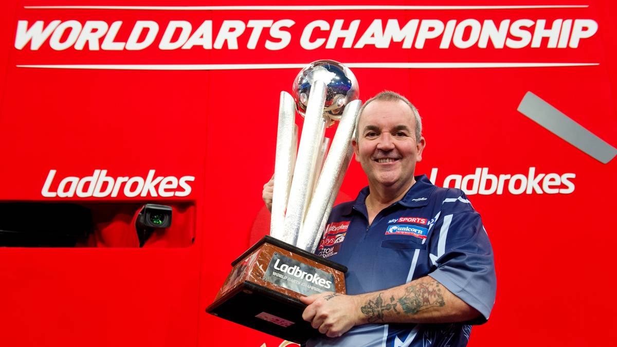 REKORDSIEGER: Der Rekordsieger der PDC Darts-Weltmeisterschaft ist die große Legende des Dartsports: Phil "The Power" Taylor konnte bei seinen 25 Teilnahmen 14 Mal (plus zwei BDO-Titel) den Titel als bester Dartspieler der Welt einheimsen, davon in den Jahren 1995 bis 2002 unglaubliche acht Mal in Folge
