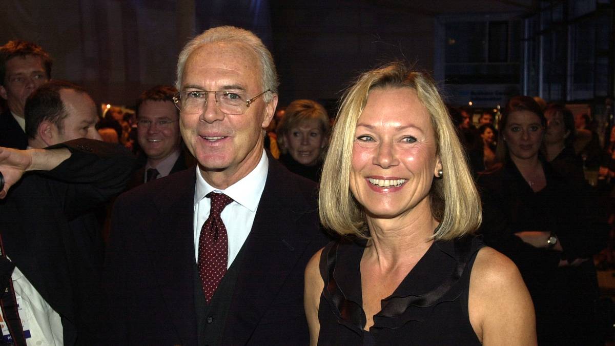 Verheiratet war Beckenbauer damals übrigens noch mit Sibylle, einer früheren Sekretärin des DFB. 1990 hatte das Paar geheiratet, die endgültige Trennung folgte 2002, als Beckenbauer mit Heidi Burmester zusammenzog. Die Scheidung folgte 2004 - in dem Jahr, als Franz einzige Tochter Francesca zur Welt kam