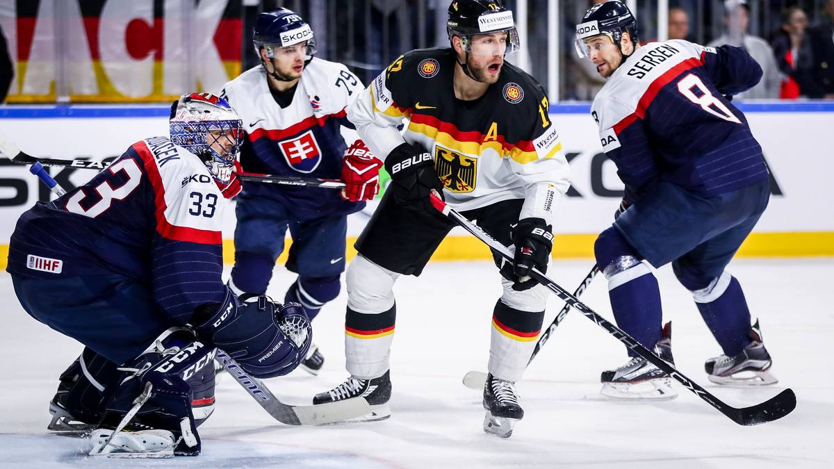 MARCUS KINK (32, Adler Mannheim, Stürmer): Gehört zu den erfahrensten Spielern im Kader. Spielt seit 2004 für die Adler, wurde zwei Mal Meister. Kink zeichnet sich weniger durch seine Torgefahr, aber vielmehr durch sein betont physisches Spiel aus. Der Kabinen-DJ ist seit 2004 bei der DEB-Auswahl dabei