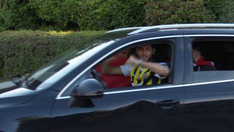 Die türkische Fußball-Nationalmannschaft ist vor dem Start in die EM 2024 in Hannover gelandet. Dort wurde das Team von zahlreichen türkischen Fans euphorisch empfangen.